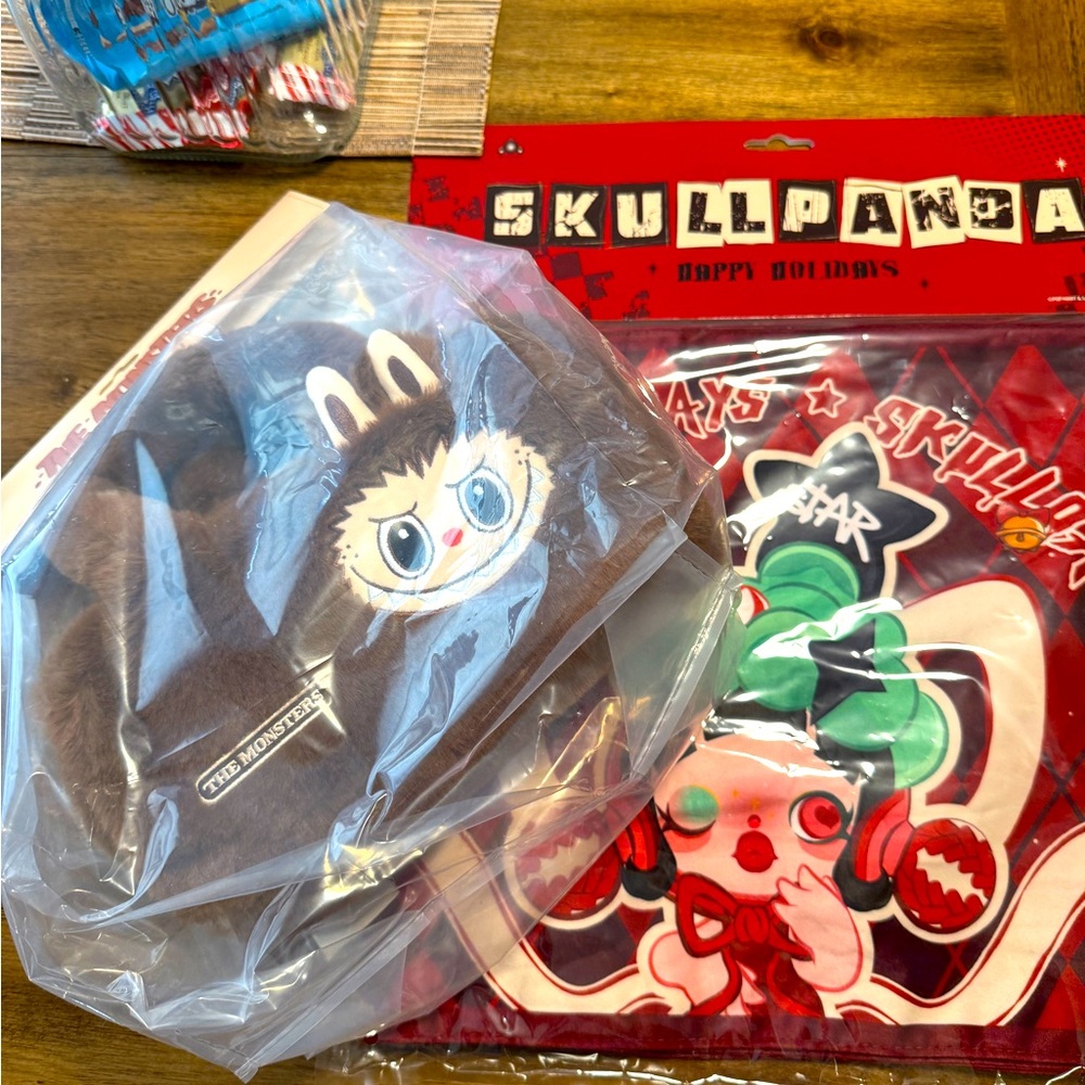 LABUBU 2way bag and SKULLPANDA table runner/scarf